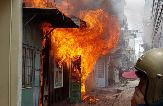 Cháy nhà giữa Sài Gòn, 3 mẹ con chết thương tâm