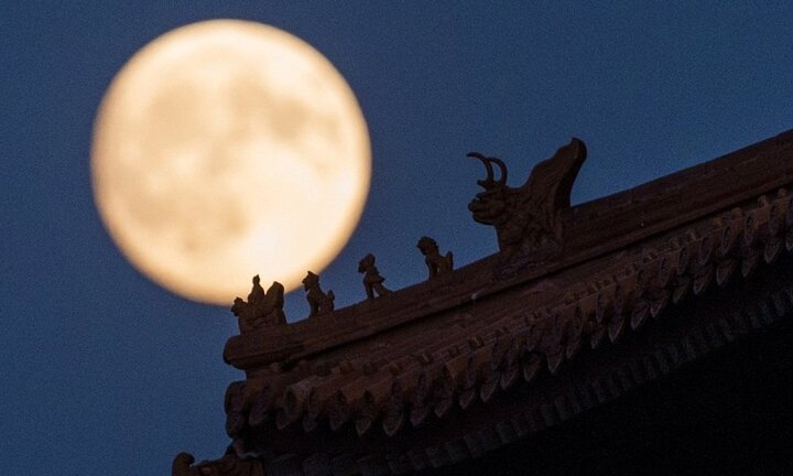 Video: Ngắm Siêu trăng tỏa sáng rực rỡ trên bầu trời đêm