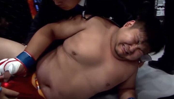 Dính đòn trúng hạ bộ, võ sĩ Trung Quốc đau phát khóc