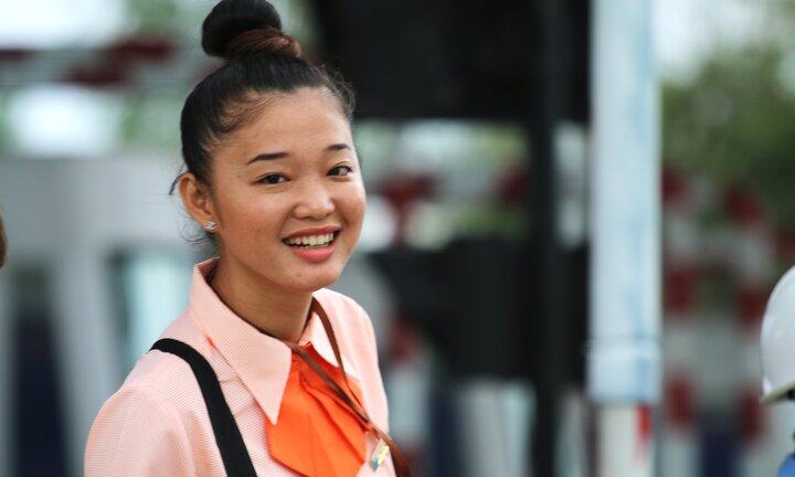 Ảnh: Nhân viên BOT Cai Lậy cười rạng rỡ khi xả trạm