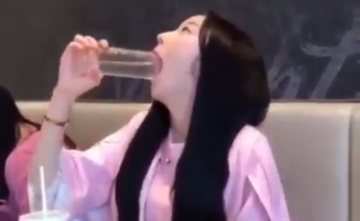 Clip: Gái xinh hướng dẫn cách uống nước không lo trôi son