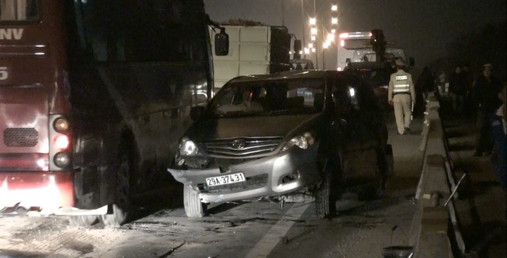 Video, ảnh: Ô tô đâm nhau lật ngang đường, cao tốc Pháp Vân - Cầu Giẽ kẹt cứng