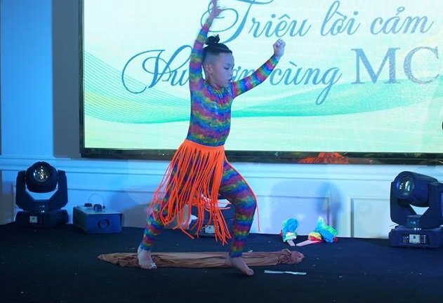 Cùng kiện tướng Dance Sport Bảo Minh đón Noel tưng bừng tại Hội chợ Làm cha mẹ - Noel sum vầy