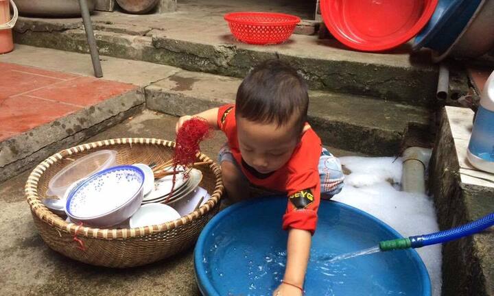 Mẹ bầu 'sướng nhất Vịnh Bắc Bộ', con trai gần 3 tuổi rửa bát nhoay nhoáy