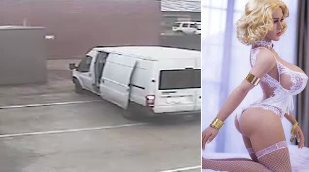 Clip: Trộm đột nhập cửa hàng , 'cuỗm' búp bê tình dục 102 triệu đồng