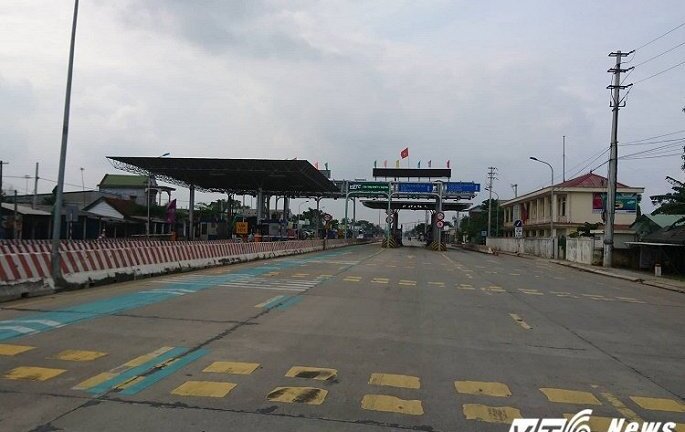Tài xế lại dùng tiền lẻ qua trạm thu phí BOT ở Huế