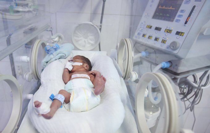 Hy hữu: Bé trai sơ sinh qua đời bất ngờ động đậy trước khi được hỏa táng