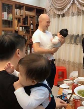 Clip các ông bố trông con cho vợ nhậu thoải mái khiến dân mạng thích thú