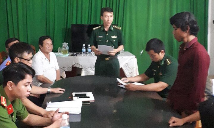 Mâu thuẫn cá nhân, nam thanh niên đạp đồng nghiệp xuống biển