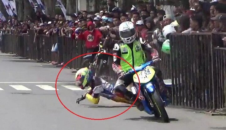 Video: Bị đối thủ huých ngã, tay đua mô tô đón lõng, quăng bao tải 'rửa hận'