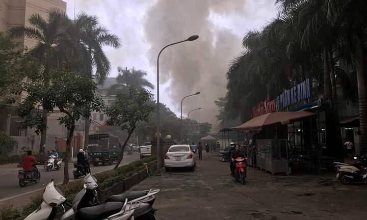 Video: Quán cà phê tre nứa cháy dữ dội, huy động gần 50 cảnh sát để dập lửa