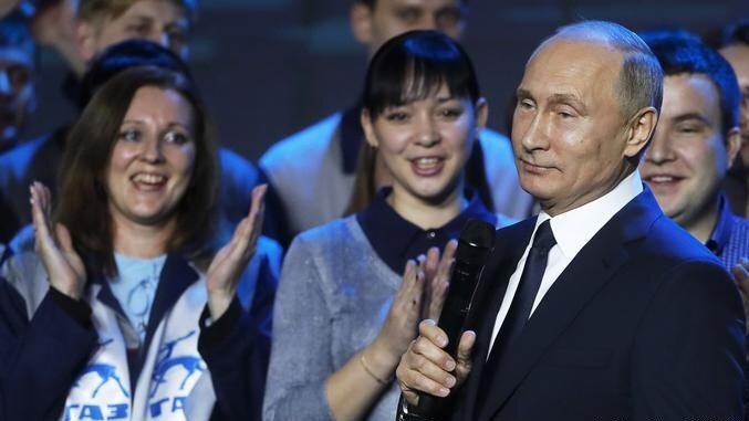 Video: Dân Nga hò reo khi ông Putin tuyên bố tái tranh cử tổng thống