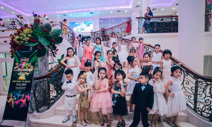 Phút trầm lắng dịu dàng với màn trình diễn catwalk ấn tượng tại Hội chợ Làm cha mẹ - Noel Sum vầy