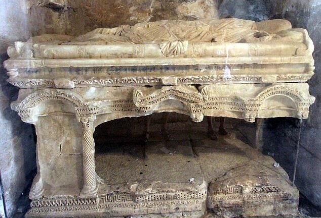 Tìm ra niên đại mảnh xương có thể của người được ví như Ông già Noel