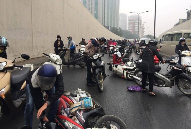 Video: Vì sao hàng loạt xe máy trượt ngã, đổ la liệt trong hầm Kim Liên