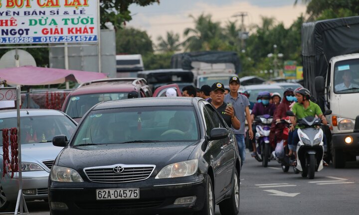 Hỗn loạn tại trạm thu phí Cai Lậy: Công an mời 'bà Tám BOT' lên làm việc