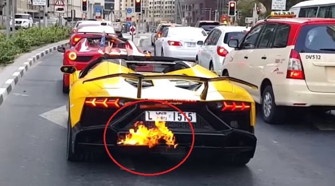 Dừng đèn đỏ vẫn ham hố nẹt pô, thiếu gia cưỡi Lamborghini lĩnh trái đắng