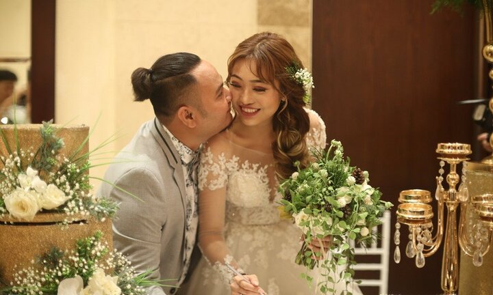 Clip: 'Thánh nhây' Vinh Râu khóc nức nở trong đám cưới