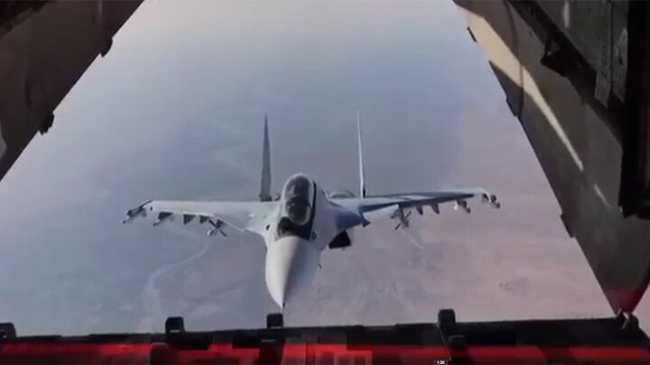 Video: Su-30 lượn lờ quanh cửa thả hàng máy bay vận tải gây sốc