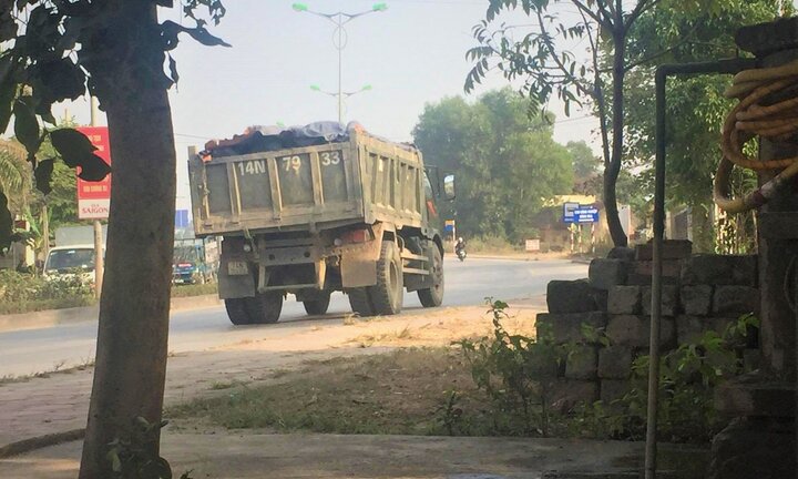 Xe tải hoành hành, dân Quảng Ninh khổ sở sống chung với khói bụi