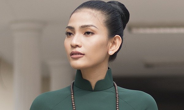 Á hậu Trương Thị May xúc động tặng áo dài mẹ may cho bảo tàng