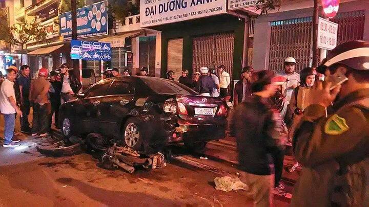 Truy tìm nữ tài xế xe Fortuner húc xe máy vào gầm ô tô rồi bỏ trốn