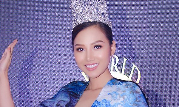 Nữ hoàng Sắc đẹp Toàn cầu Hoàng Thu Thảo trao vương miện cho Hoa hậu Chile