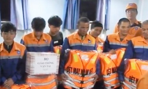 Cứu sống 9 ngư dân sau hơn 1 ngày lênh đênh trên vùng biển Nghệ An