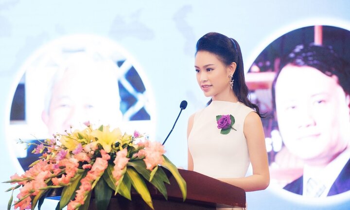 ‘Cô gái vàng’ của Hoa hậu Việt Nam ngày càng toả sáng với vai trò MC