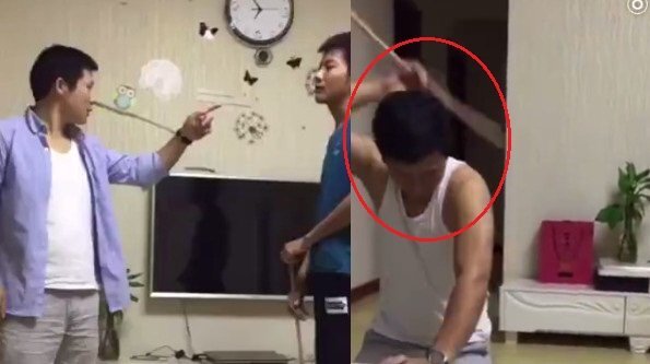 Clip: Con trai mắc lỗi, bố quỳ gối, tự lấy roi vụt mình vì 'không biết dạy con'