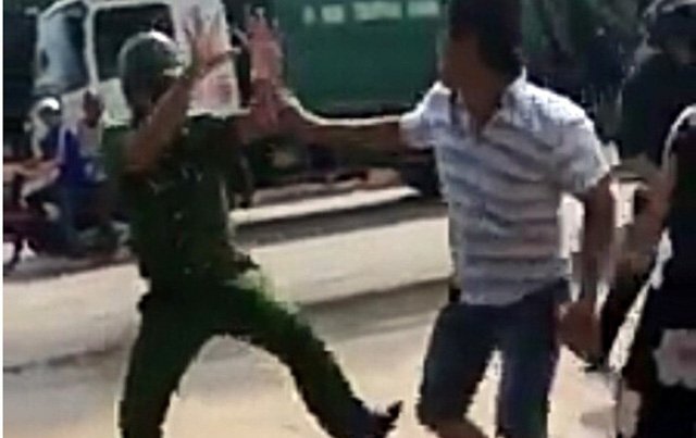 Kiểm tra cơ sở kinh doanh karaoke, công an phường bị côn đồ tấn công