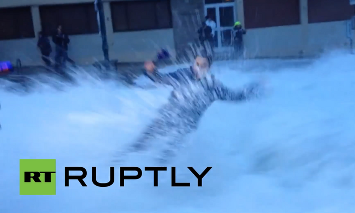 Video: Đang tường thuật trực tiếp, nữ phóng viên bị sóng đánh bay