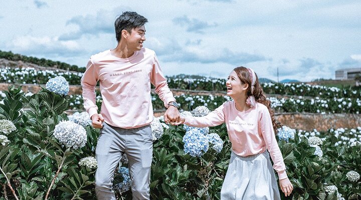 Ảnh: Giới trẻ nô nức 'check in' giữa cánh đồng hoa cẩm tú cầu tuyệt đẹp ở Đà Lạt