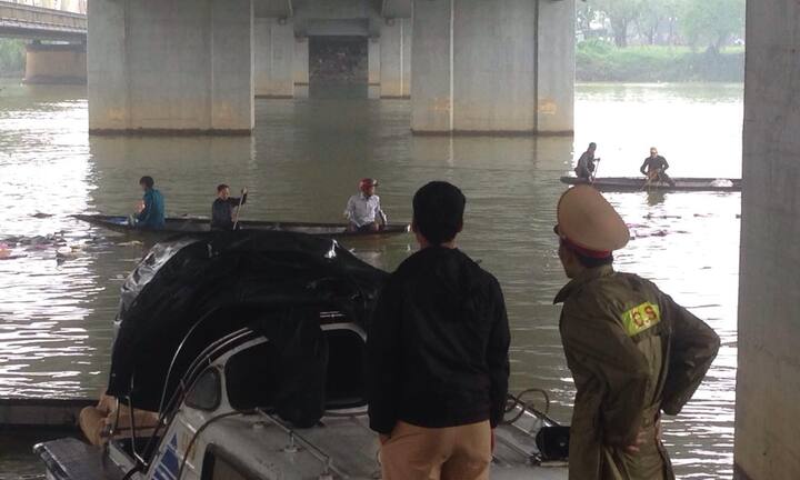 Nam sinh lớp 11 nhảy cầu tự tử nghi do bị ngăn cấm tình yêu