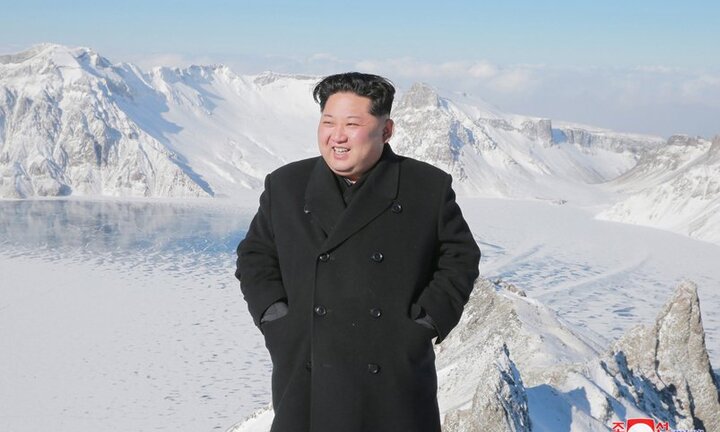 Ảnh: Ông Kim Jong-un tươi cười trên đỉnh núi cao nhất Triều Tiên