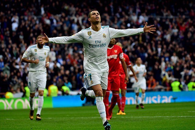Ronaldo lập cú đúp mừng Quả Bóng Vàng, Real Madrid đè bẹp Sevilla