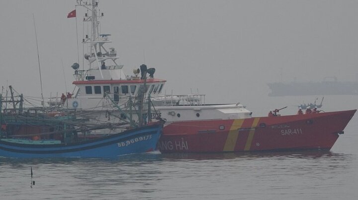 Vượt sóng lớn cứu 7 ngư dân trên tàu cá bị hỏng máy trôi dạt trên biển