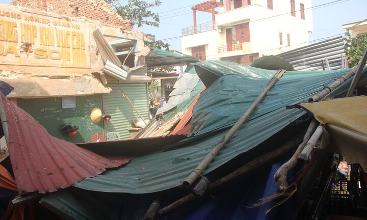 Sập chợ, hàng chục tiểu thương hoảng loạn tháo chạy, ít nhất 2 người bị thương