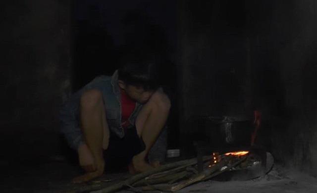 Bé trai 9 tuổi sống 1 mình hơn 700 ngày bên những ngôi mộ rêu phong