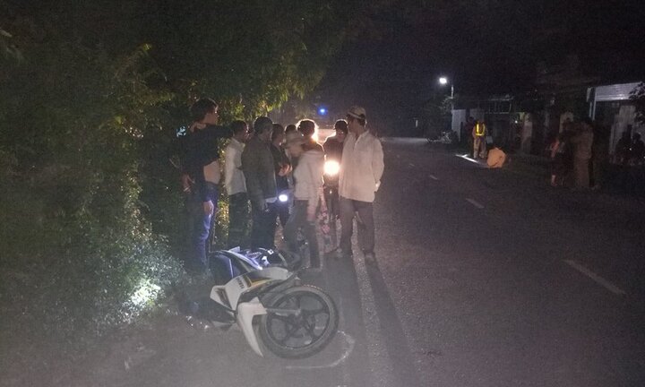 Xe máy đối đầu trong đêm, 3 người thương vong