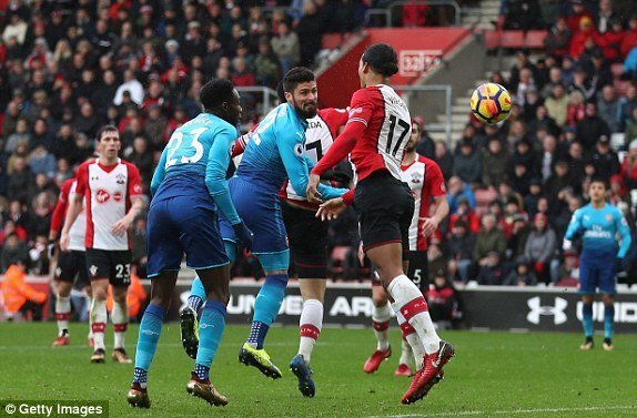 'Siêu dự bị' tỏa sáng, Arsenal vất vả giành 1 điểm trên sân khách