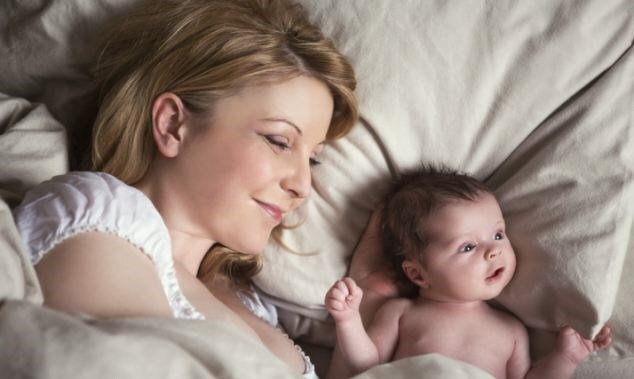 Trẻ sơ sinh ngủ chung với mẹ: Nguy cơ rình rập hay chìa khóa để trẻ bú mẹ dài lâu?