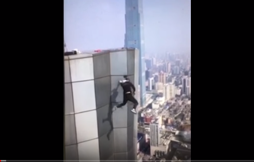 Video: Quay cảnh mạo hiểm kiếm tiền chữa bệnh cho mẹ, nam diễn viên rơi từ tầng 62