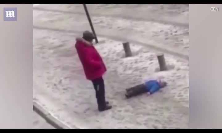 Video: Bố nổi giận đá văng con trai đang nằm trên tuyết gây phẫn nộ