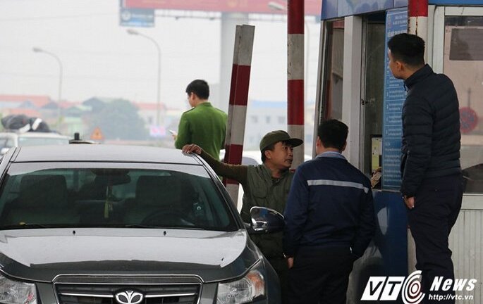 Video: Tài xế quyết đòi 100 đồng tiền thừa tại trạm thu phí số 1 quốc lộ 5
