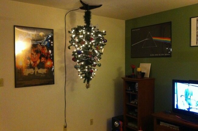 Loạt ảnh trang trí cây thông Noel theo kiểu 'cái khó ló cái khôn' khiến ai cũng bật cười