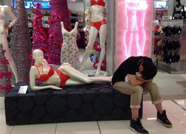 Cười té ghế với loạt ảnh chồng 'thẫn thờ' ngồi chờ vợ đi... shopping