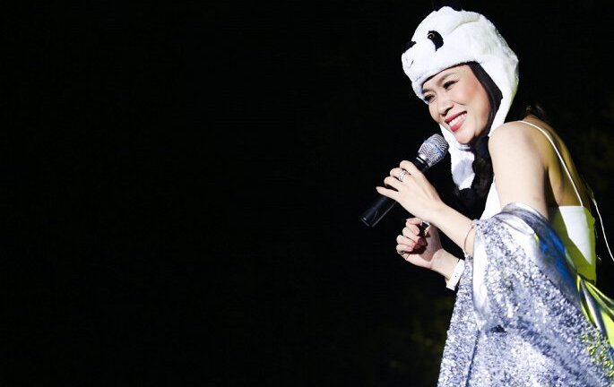 Clip: Mỹ Tâm đội mũ gấu hát khiến 10.000 khán giả Hà Nội phấn khích