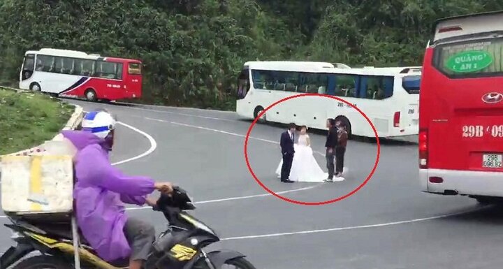 Clip: Cặp đôi liều mạng chụp ảnh cưới giữa khúc cua đèo Hải Vân khiến dân mạng dậy sóng