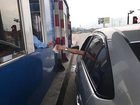 Tài xế dùng tiền lẻ mua vé, chủ đầu tư trạm thu phí quốc lộ 5 nói gì?